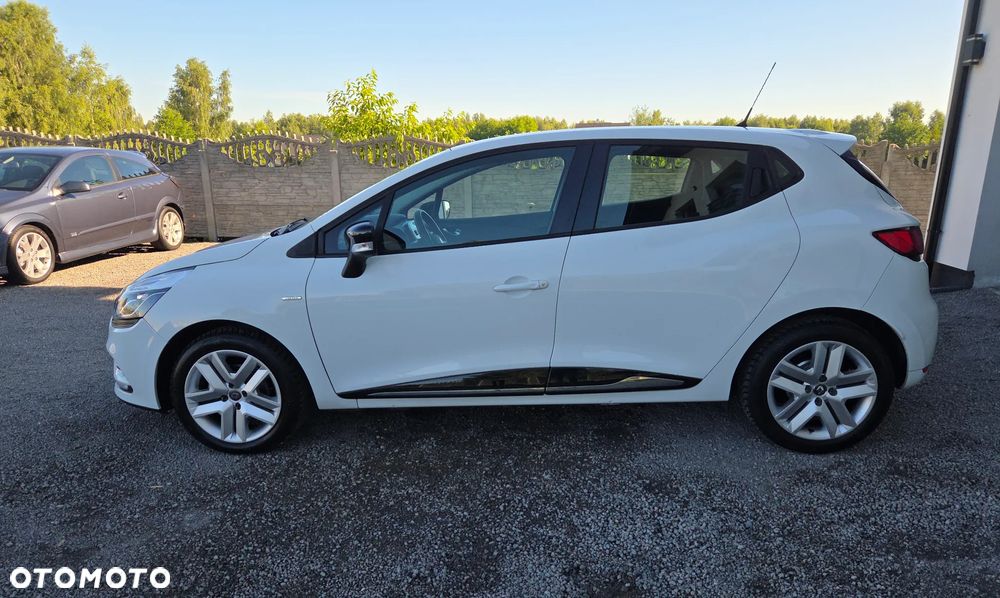 Renault Clio 1.2 16V 75 LIMITED - 11