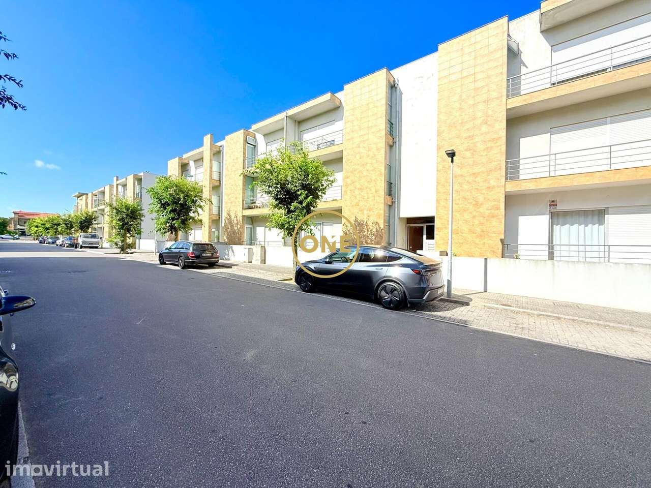 Apartamento T2 em Árvore – Excelentes Áreas, Garagem Fechada para 2 Ca - Grande imagem: 2/24