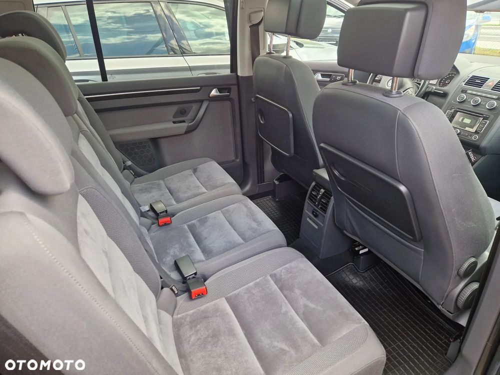 Volkswagen Touran - 12