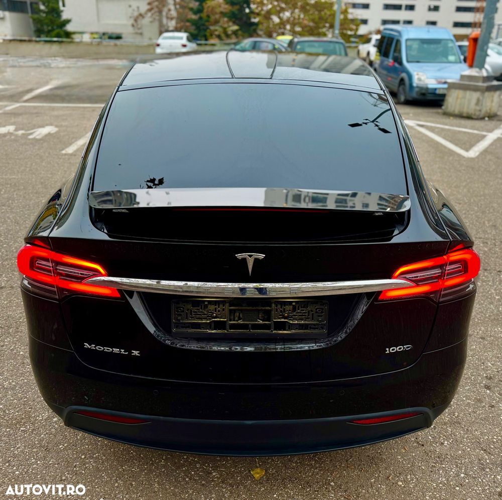 Tesla Model X - 10