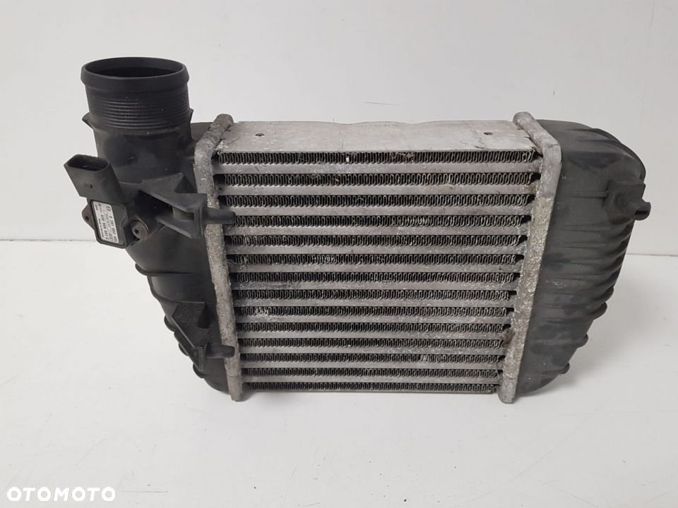 CHŁODNICA INTERCOOLER Z CZUJNIKIEM CIŚNIENIA 038906051C AUDI A6 C6 2.0 TDI 2.0 TFSI 4F0145805S 2004- - 1