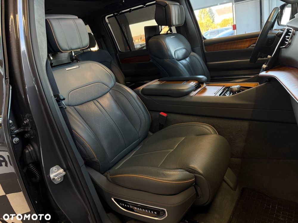Jeep Grand Wagoneer - 24