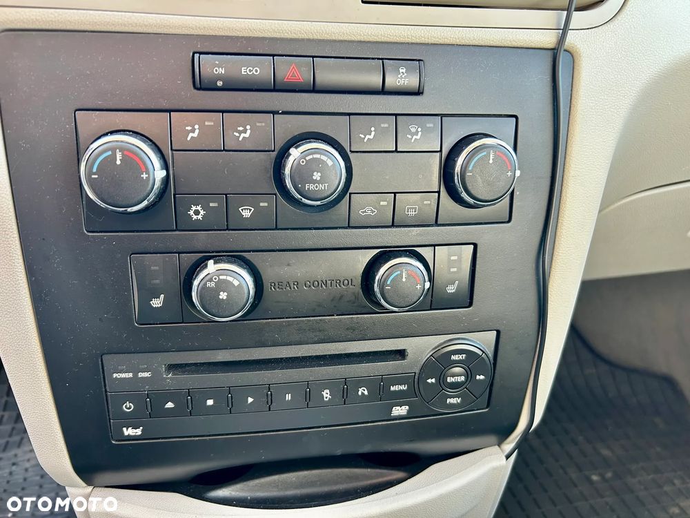 Volkswagen Routan - 11