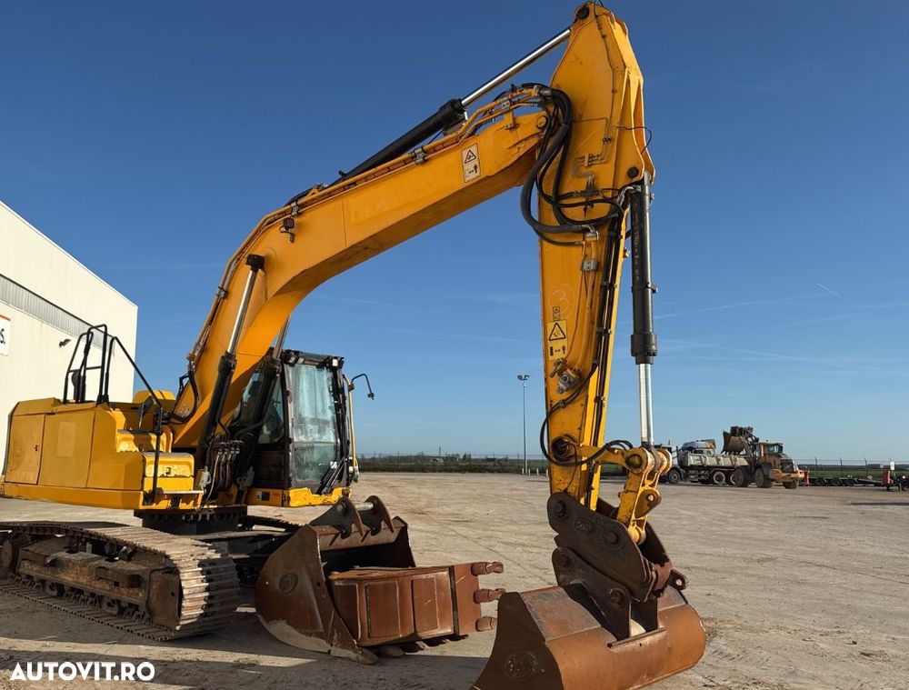 JCB JS 220LC Excavator - 5