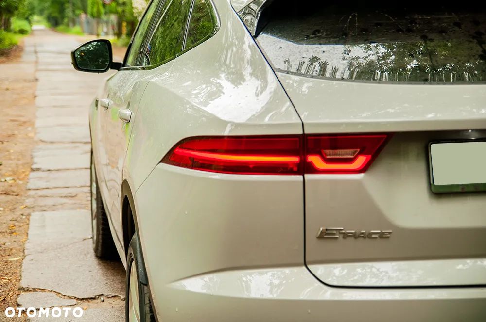 Jaguar E-Pace P200 AWD R-Dynamic SE - 12