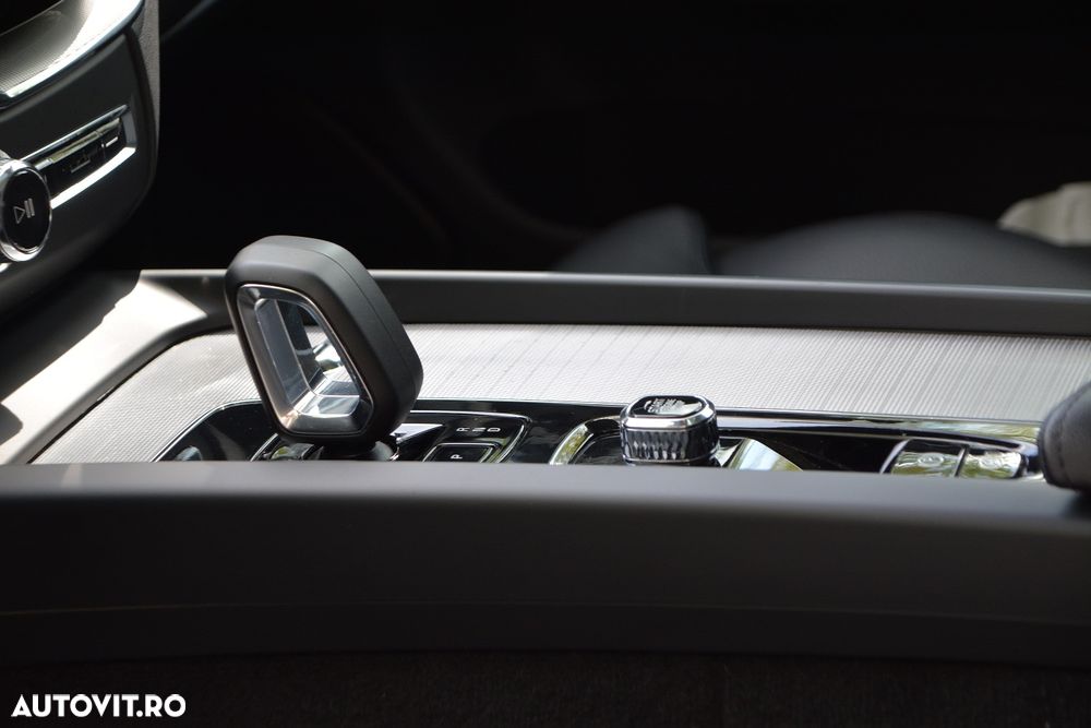 Volvo XC 60 B4 D AWD Plus Dark - 16