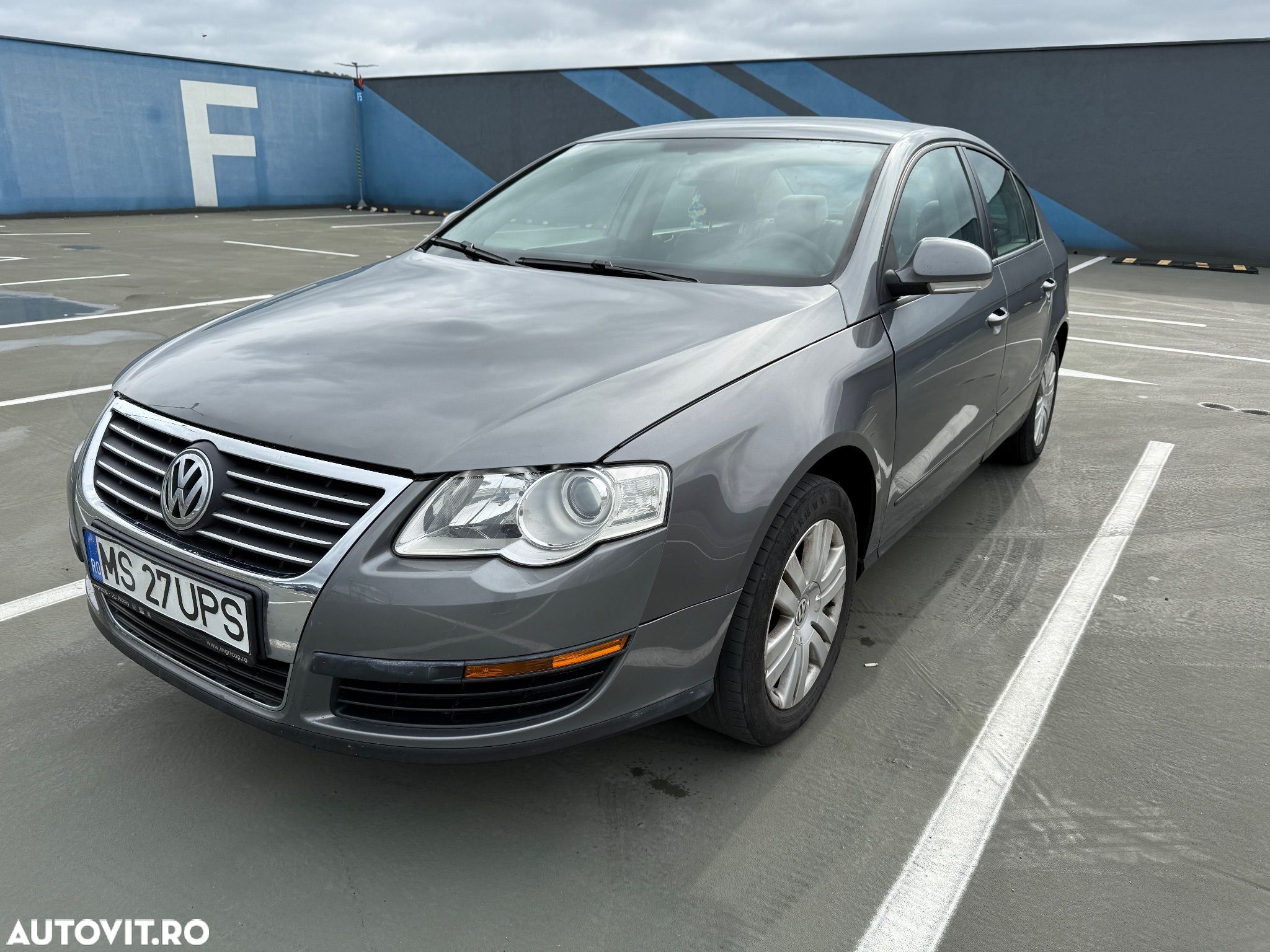 Volkswagen Passat 1.6 FSI Comfortline - 1