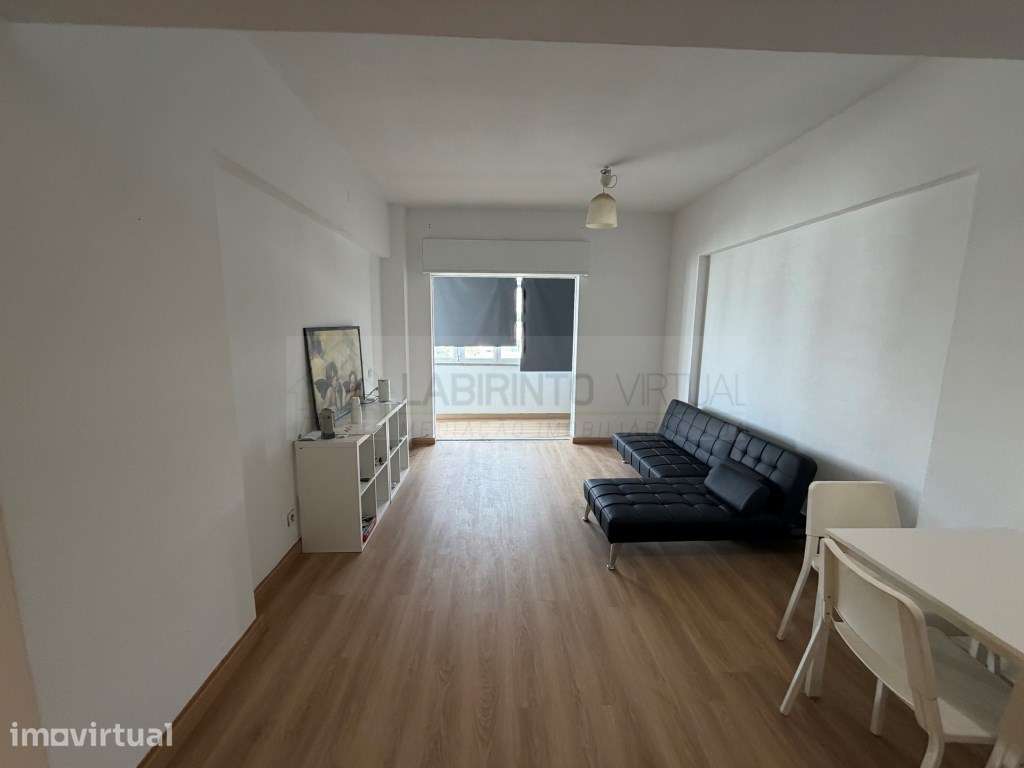 Vende-se T1 remodelado e perto da praia e CP, em Paço d'Arcos - Grande imagem: 2/10