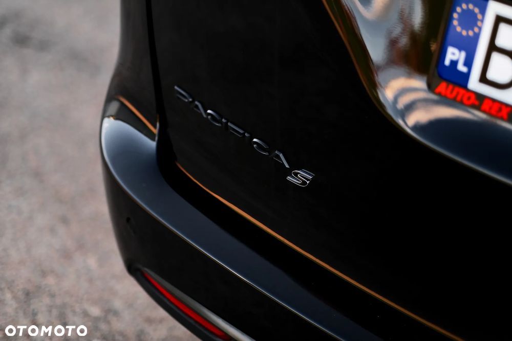 Chrysler Pacifica - 12