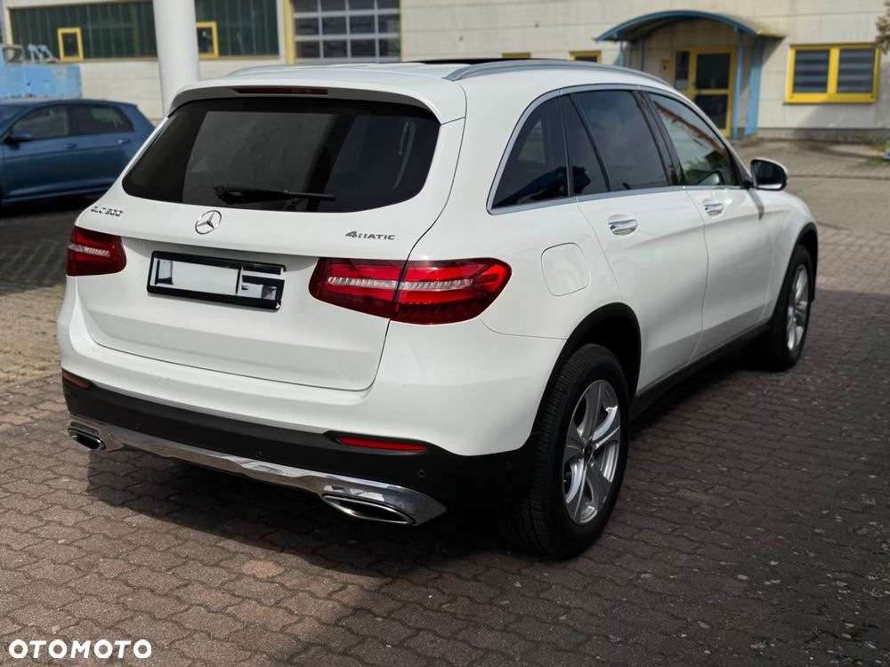 Mercedes-Benz GLC 300 4Matic 9G-TRONIC AMG Line - 3