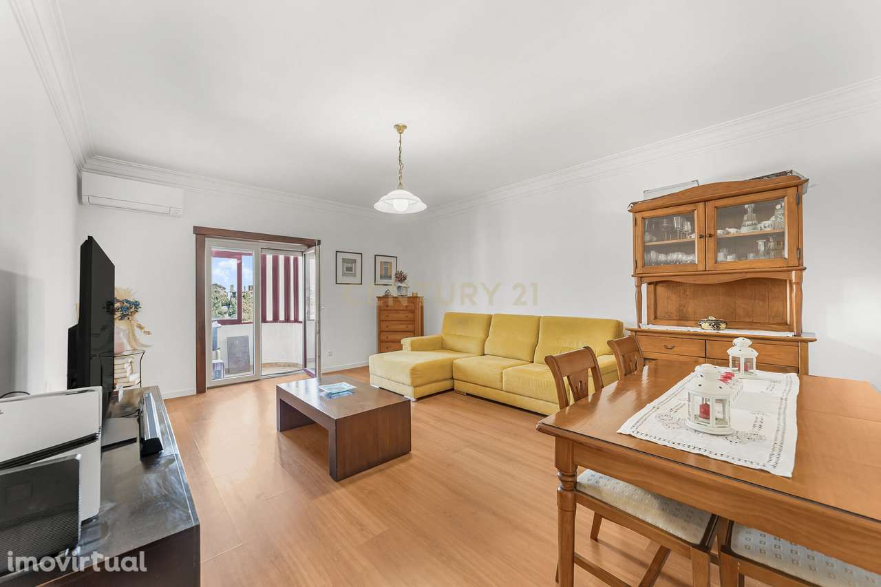 Apartamento T3 Semi-Renovado com boas áreas e vista desafogada nos 4 C - Grande imagem: 2/27