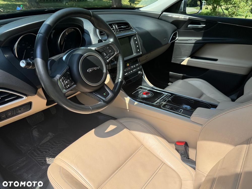 Jaguar Xe 2017 photo 5