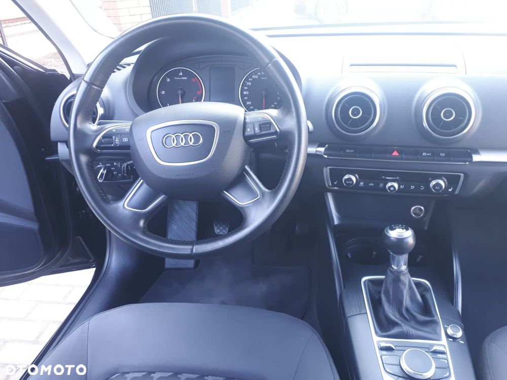 Audi A3 Sportback 1.6 TDI DPF Ambiente - 19