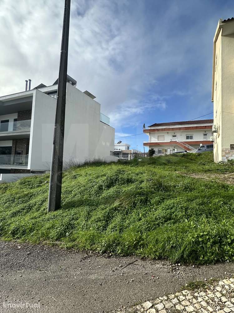 Terreno urbano de 305 M² com vista deslumbrante em Odivelas - Grande imagem: 3/14