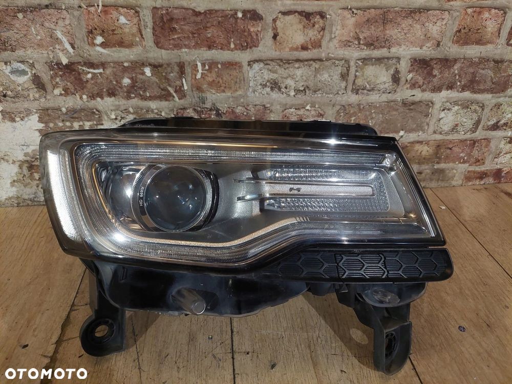 LAMPA PRZÓD PRAWA BI-XENON SKRĘTNY JEEP GRAND CHEROKEE WK2 2014 ROK ANGLIK - 1
