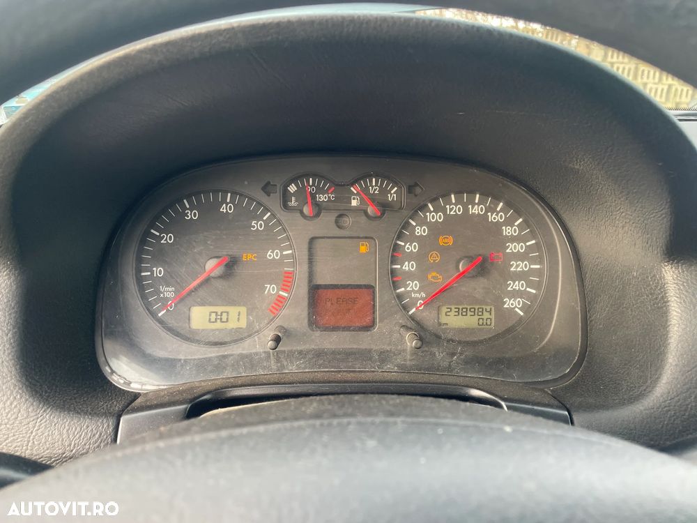 Dezmembrez Volkswagen Golf 4 1.6 16V AZD 77kW 105Hp Verde an 2001 - 7