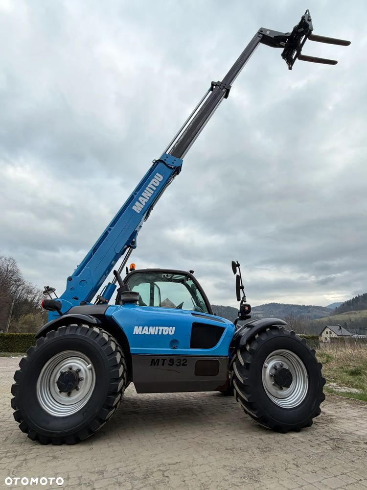 Manitou MT932 Ładowarka Teleskopowa dźwig wózek 9m. UDŹWIG 3,2 tony. Przebieg 2760 MTG jak Nowa z SALONU 2014rok z Norwegii z Gospodarstwa rolnego. Silnik PERKINS 100km. Serwisy w Dekra! Widły i łyżka. Ani deka luzu czy wycieku. OKAZJA! Jazda REWERS + 4 biegi. Skręt 3 tryby. - 17