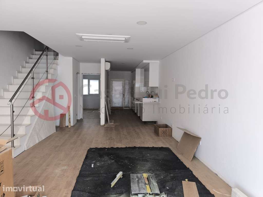 Moradia em Banda T3 Moderna, com Pérgula, no Centro de Fernão Ferro - Grande imagem: 3/33