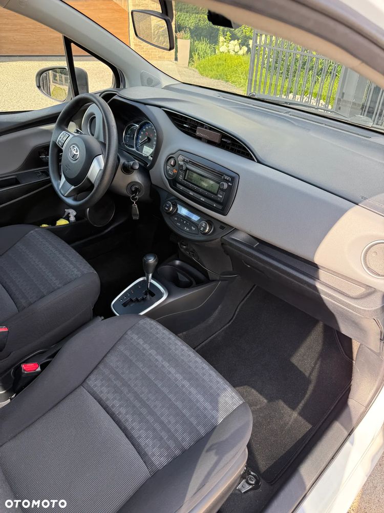 Toyota Yaris Hybrid 100 Premium - 8