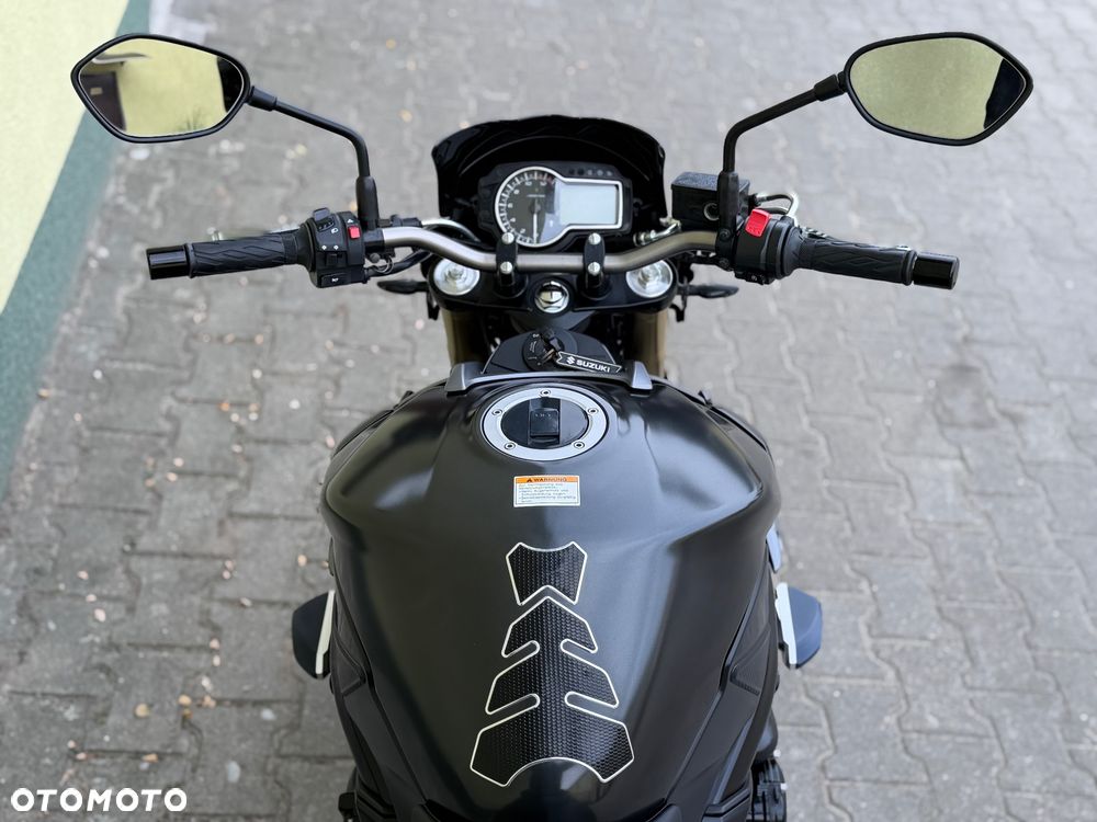 Suzuki GSR - 18