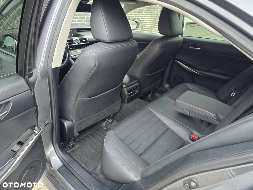 Lexus IS 300h F Sport EU6 - 24