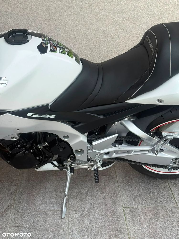 Suzuki GSR - 19