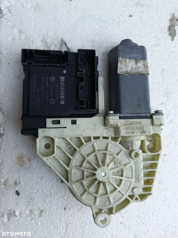 SILNICZEK SZYBY VW GOLF V TOURAN PRAWY - 1