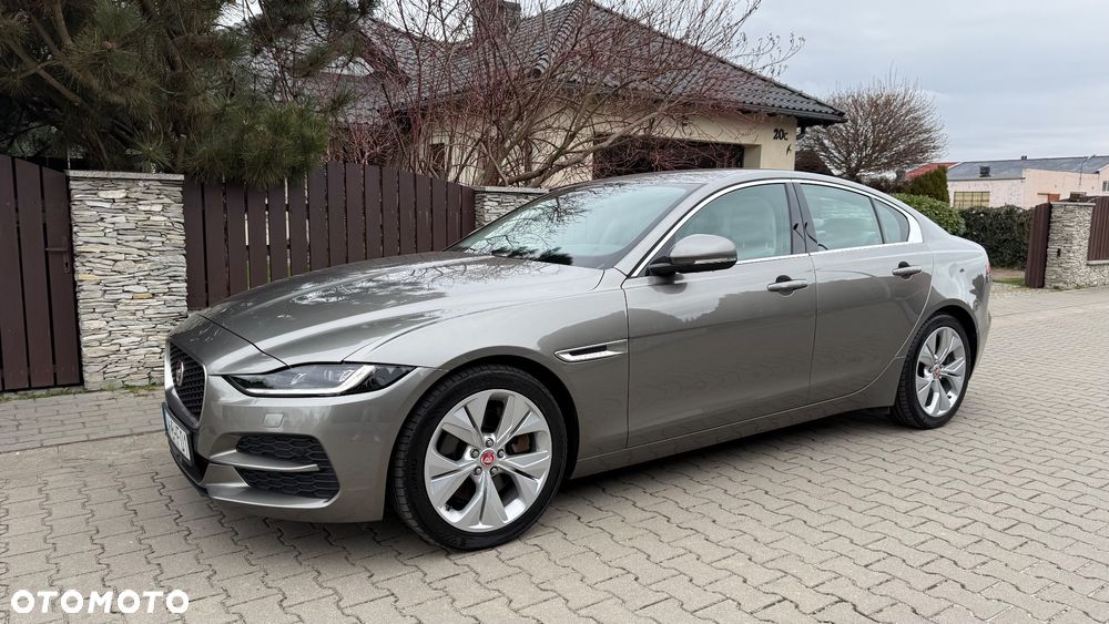 Jaguar XE - 1