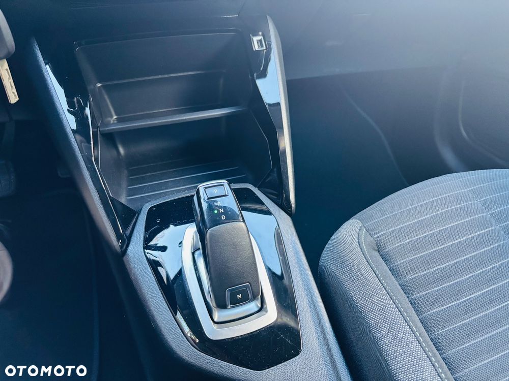 Peugeot 208 PureTech 100 EAT8 Allure - 19