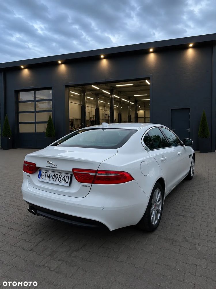 Jaguar XE - 4