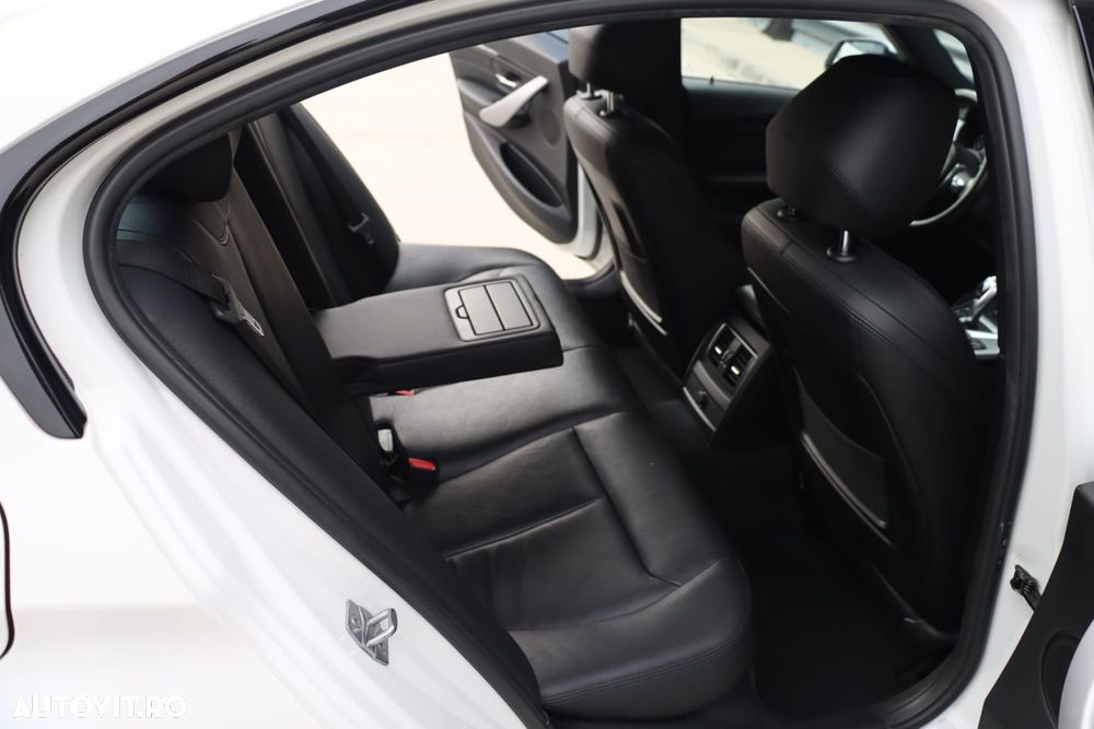 BMW Seria 3 330e iPerformance M Sport - 16