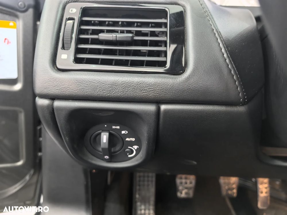 Aston Martin V8 Vantage S - 24