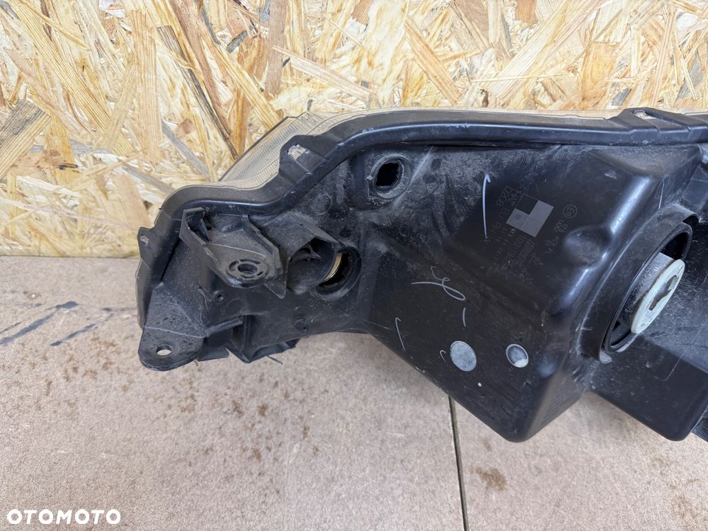 LAMPA PRZÓD PRAWA PRZEDNIA PRAWA SOCZEWKA ZWYKŁA SUZUKI VITARA III KOITO 100-18097 - 5