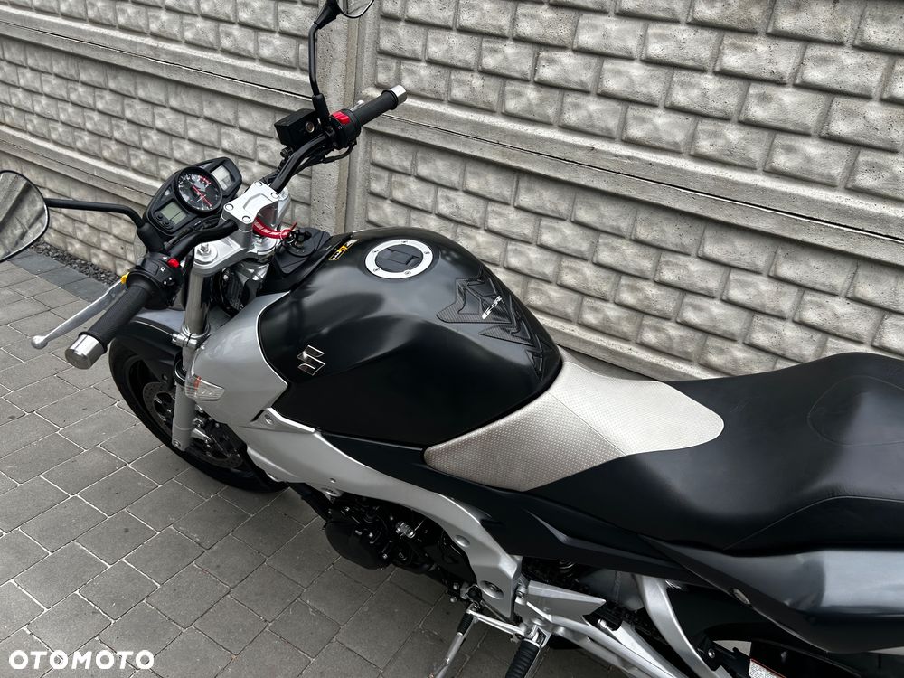 Suzuki GSR - 19