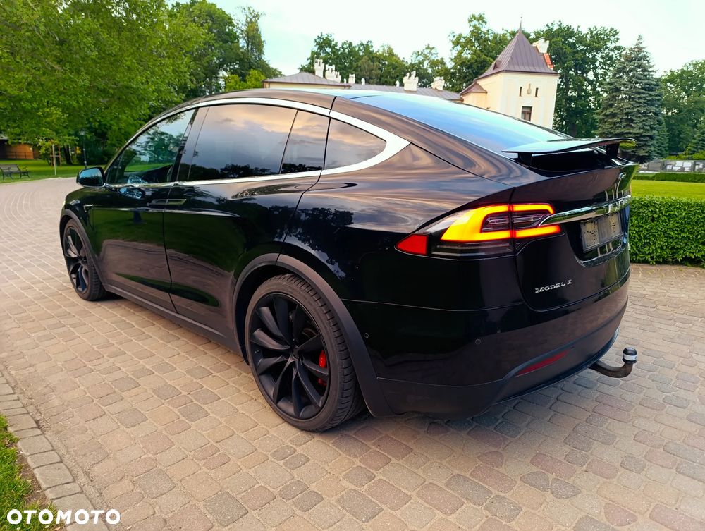 Tesla Model X - 13