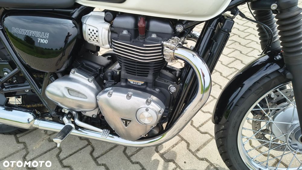 Triumph Bonneville - 22