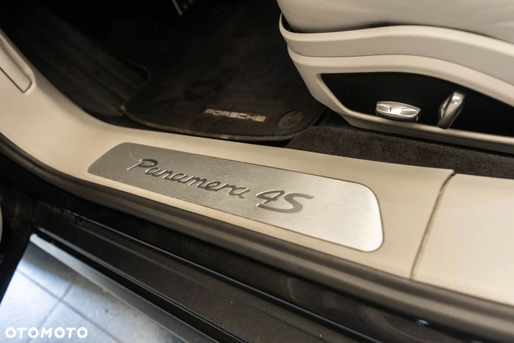 Porsche Panamera 4S - 30