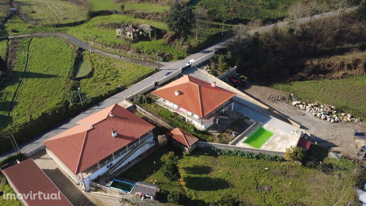 Moradia T3+2 com Piscina e Terreno de 2.760 m² em Idães, Felgueiras - Grande imagem: 4/21