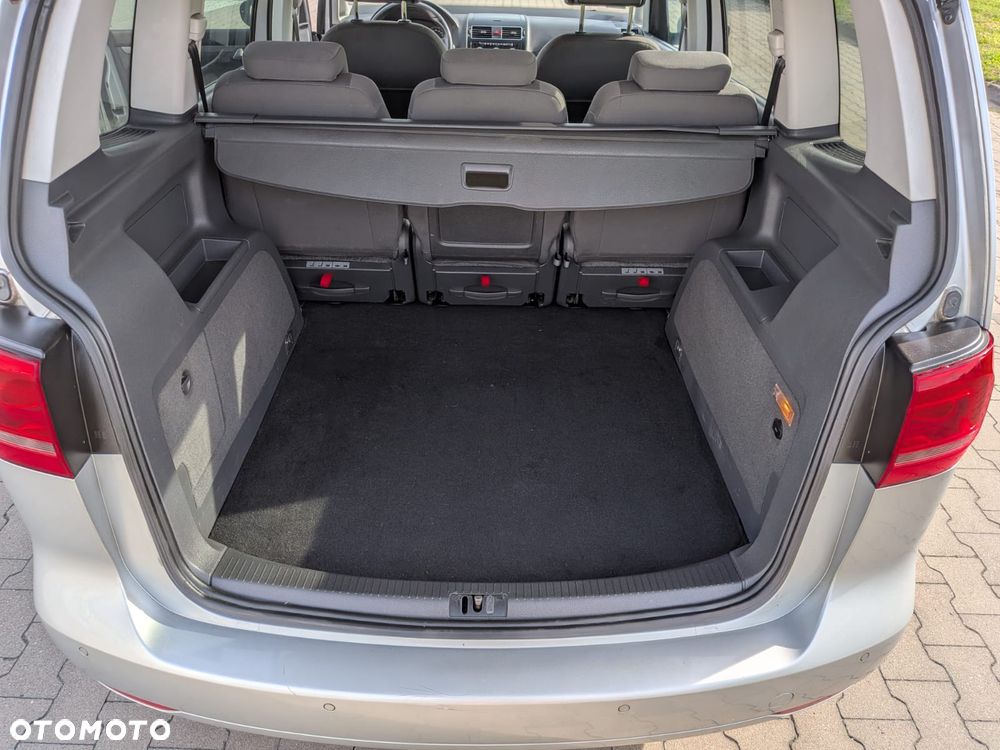 Volkswagen Touran - 12