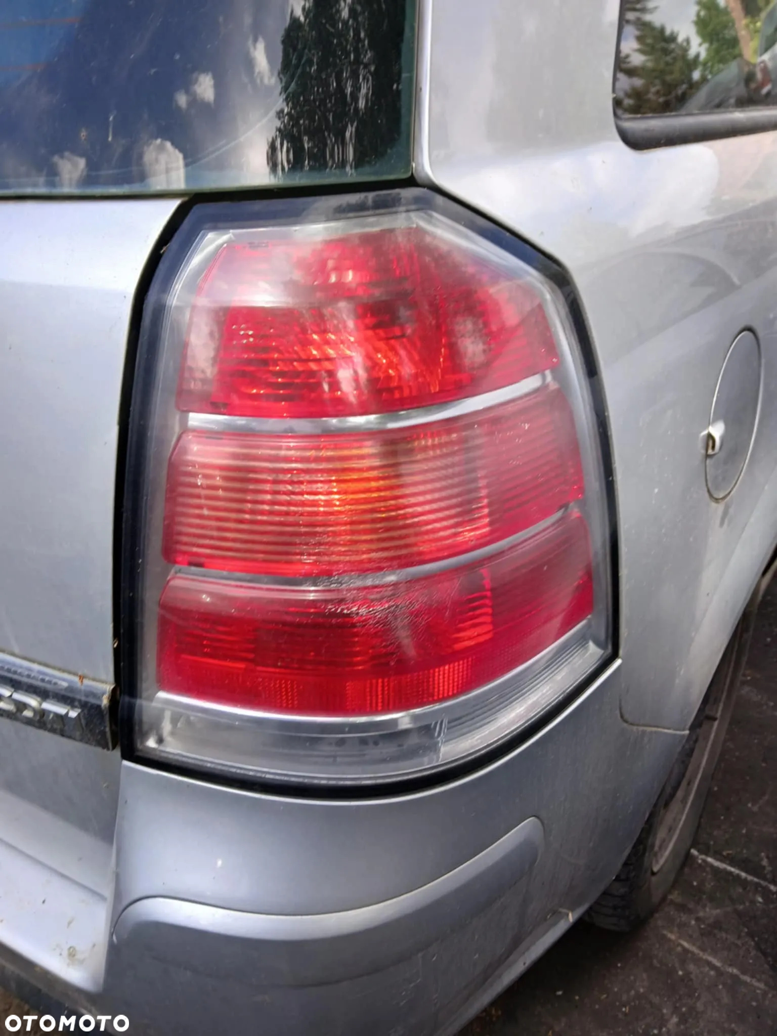 Opel Zafira B Klapa bagażnika,  lampa tylna prawa - 2