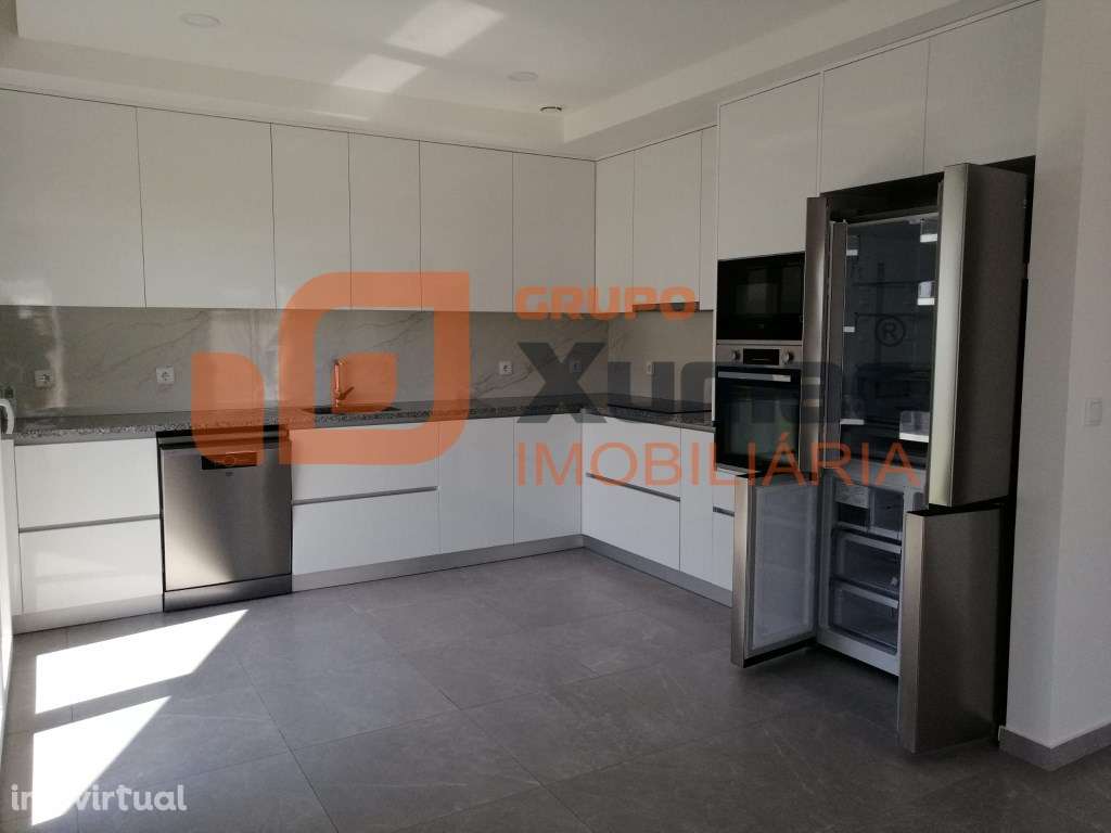 Fantástica Moradia T4 com piscina para arrendamento! - Grande imagem: 3/37