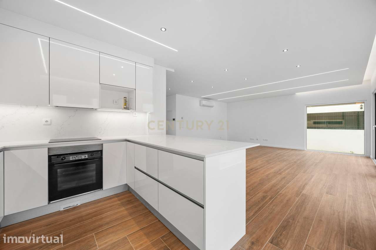 Moderna Moradia LUXO T4 ( Já com Licença de Utilização ) na Aroeira - - Grande imagem: 5/24