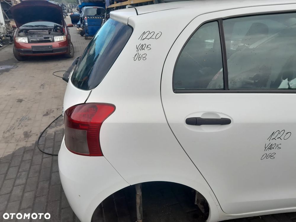 TOYOTA YARIS BŁOTNIK PRAWY TYLNY PRAWY TYŁ KOLOR: 068 - 1