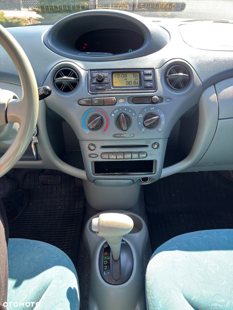Toyota Yaris - 24