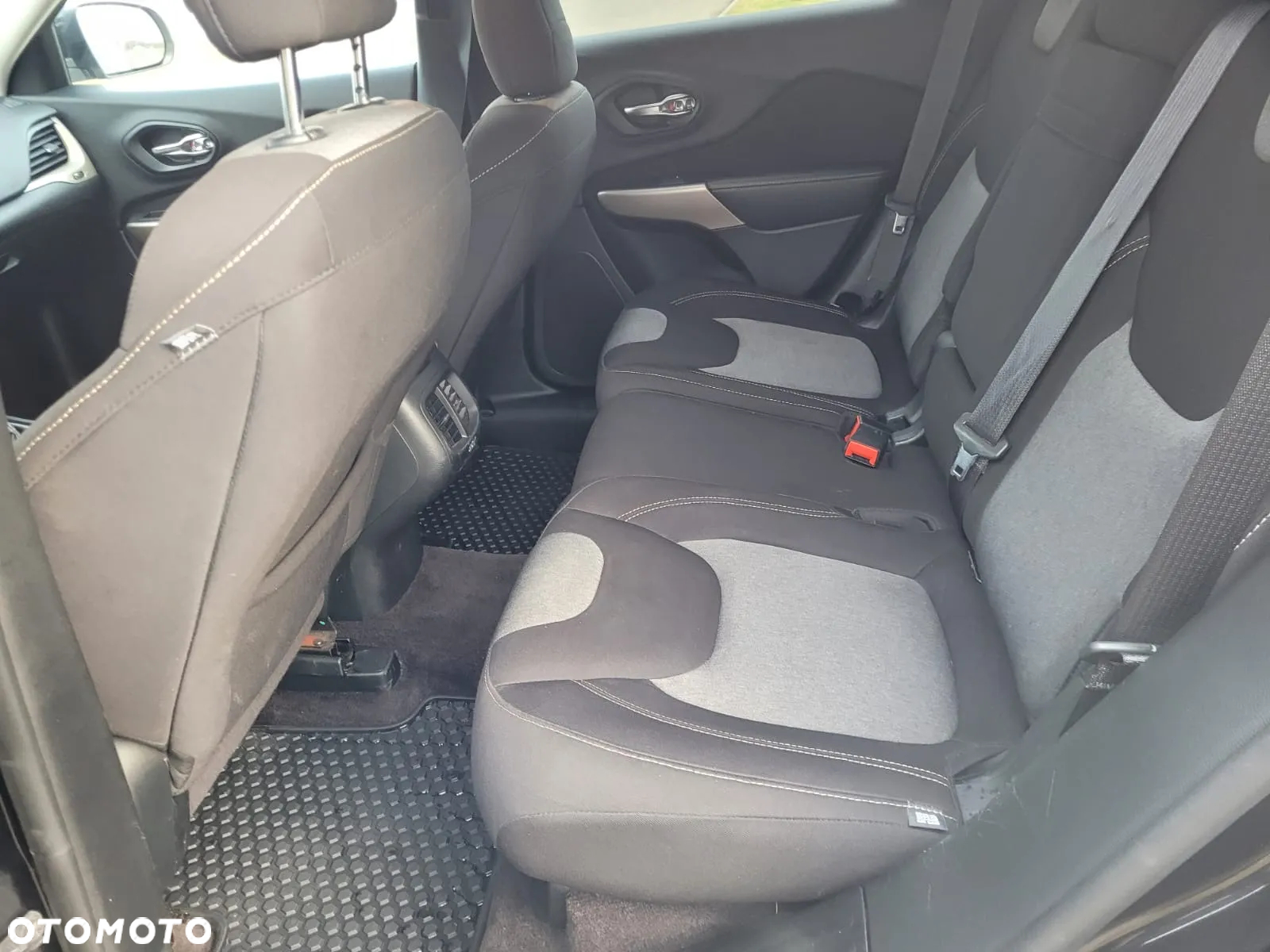 Jeep Cherokee - 16