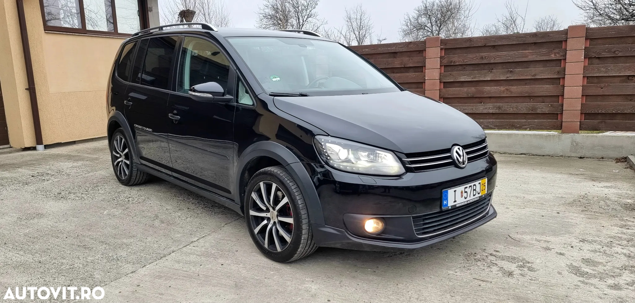 Volkswagen Touran 2.0 TDI DPF DSG Cross - 2