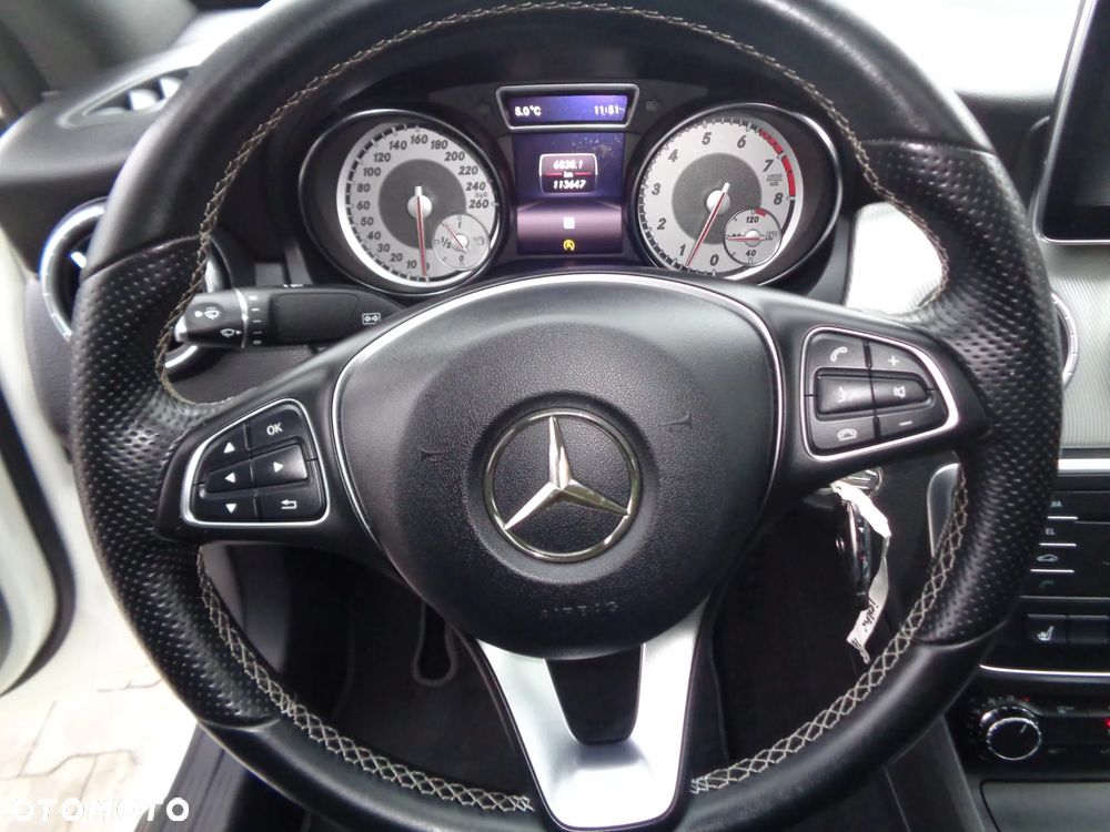 Mercedes-Benz CLA 180 Urban - 12