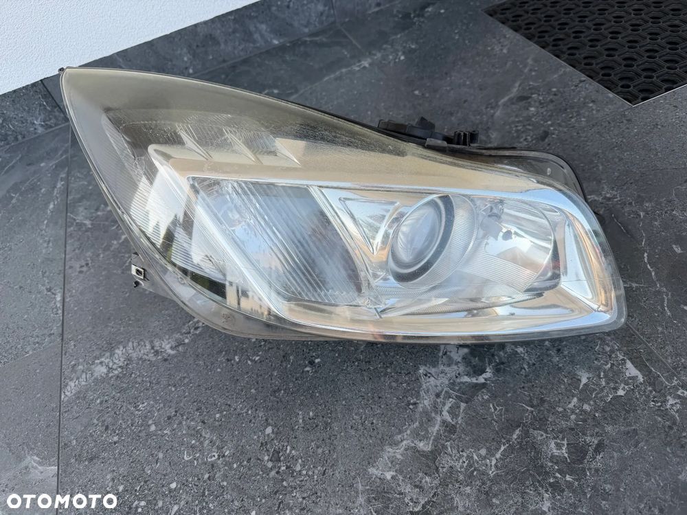 Opel Insignia 2,0 CDTI 07-13r lampa przód prawa xenon - 2
