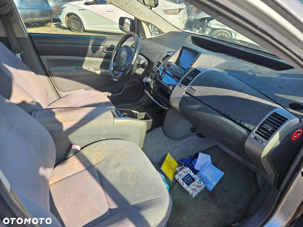 Toyota Prius (Hybrid) Executive - 13