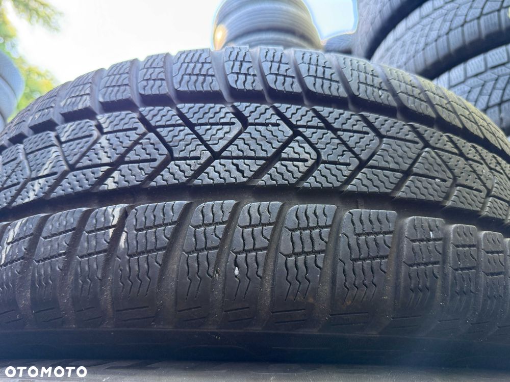 Komplet opon zimowych Pirelli SottoZero 3 225/55r17 97H 2021 r. - 2